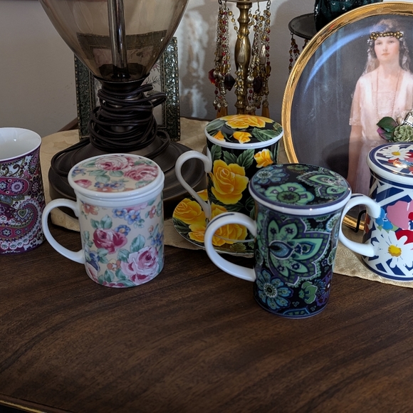 Pastel floral tea infuser mug with lid and strainer - Picture 7 of 8